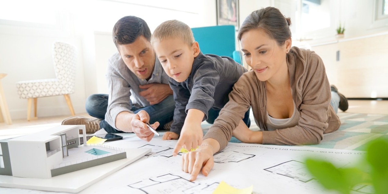 Glückliche Familie sieht sich einen Plan an 